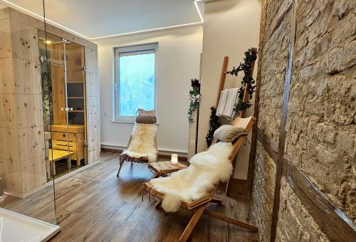 Tiny Bio Sauna mit gemütlichen Sitzmöglichkeiten