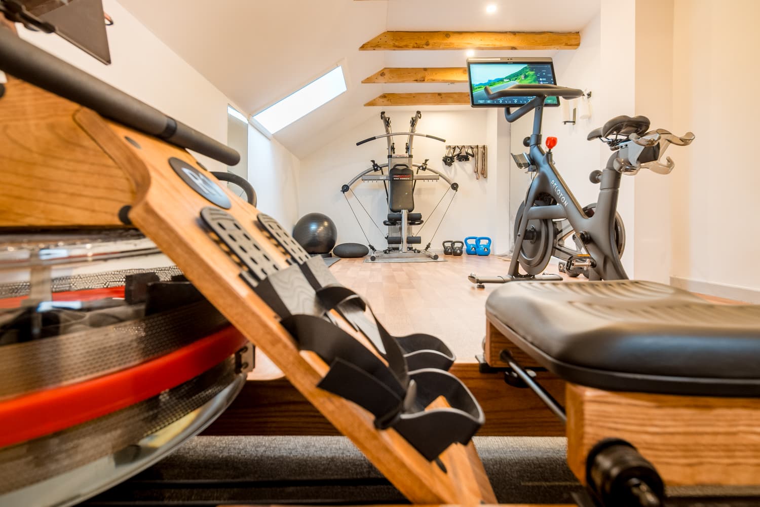 Frisch renovierter Fitnessraum mit Peloton Bike und Rudermaschine im Flair Hotel Rieckmann