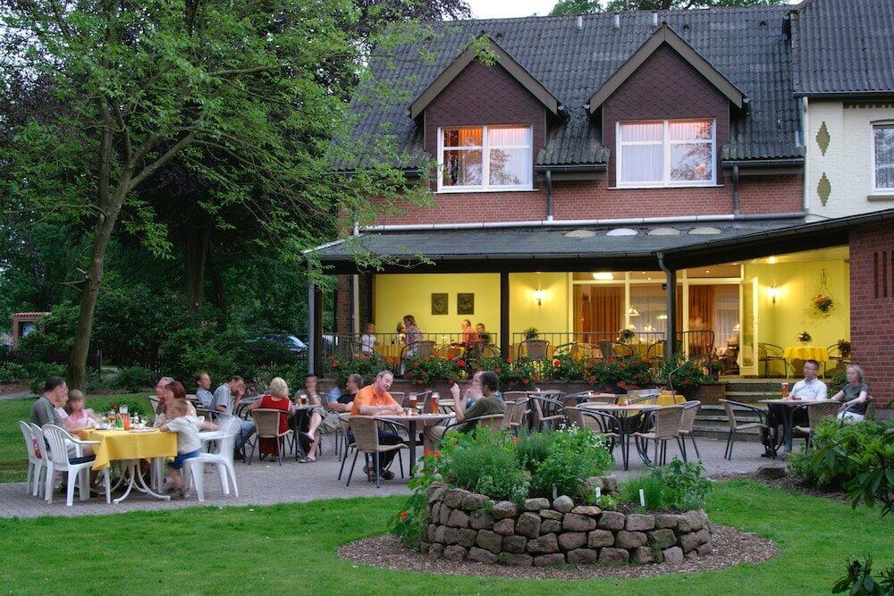 Sommergarten mit Blick auf die Feldsteinkirche